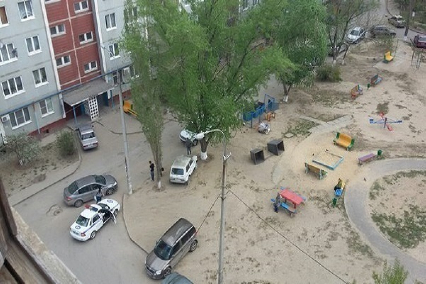 В Волгограде водитель на Renault сбил 2-летнюю девочку во дворе дома