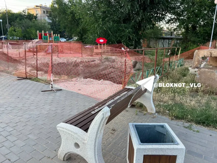 Детская площадка на обрыве раскопок напугала волгоградцев 
