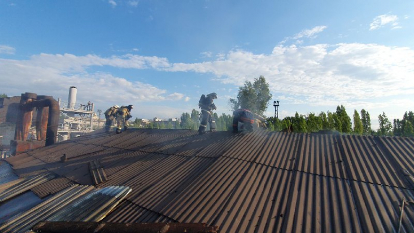 В Волгограде тушили пожар в цеху «Красного Октября»