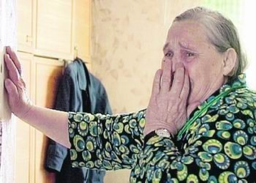Под Волгоградом 46-летний мужчина похитил сбережения пенсионерки под угрозой расправы