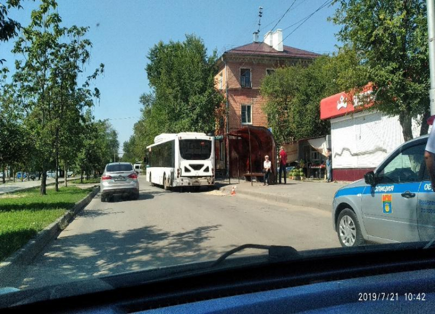 Лужу крови засыпали: дачный автобус сбил женщину на юге Волгограда