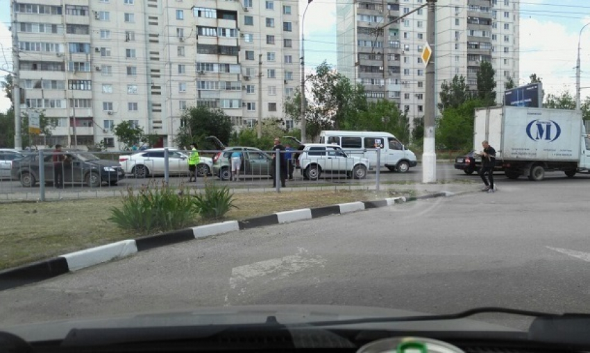 Автомобили собрались в массовом ДТП на севере Волгограда