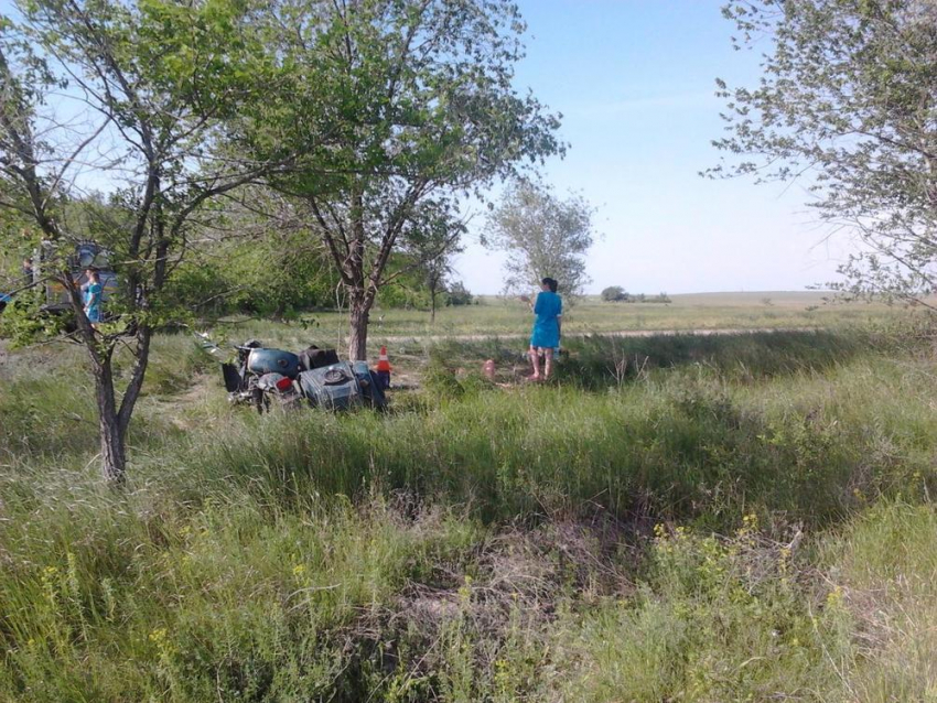 Под Волгоградом 14-летний мальчик перевернулся на мотоцикле: 3 пострадали
