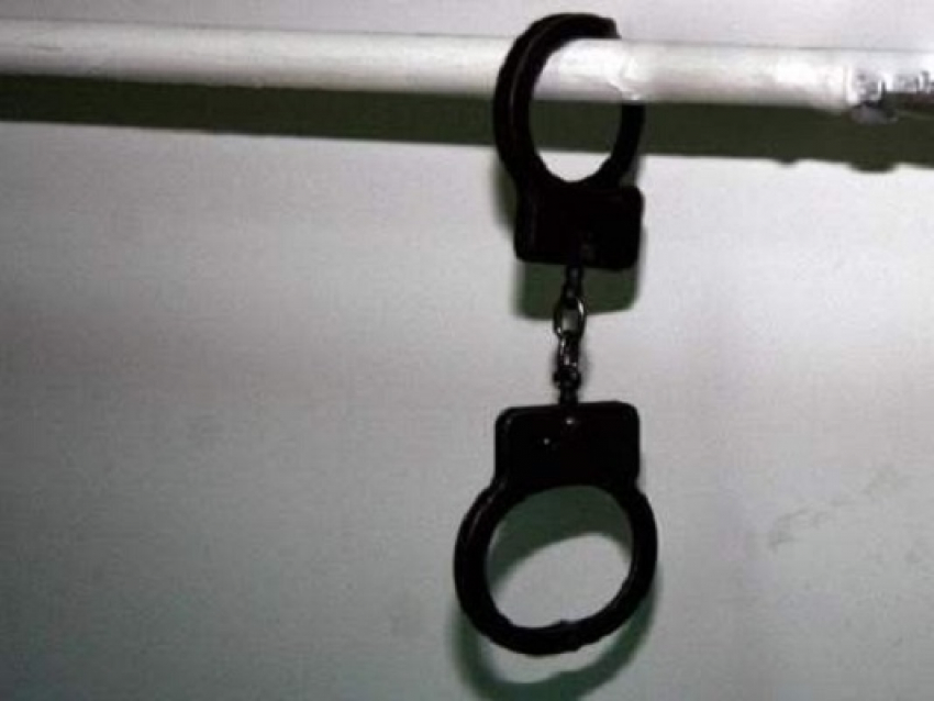 Волгоградка держала 14-летнего сына прикованным к батарее