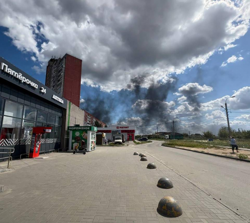 Крыша 9-девятиэтажного дома горит в Волгограда