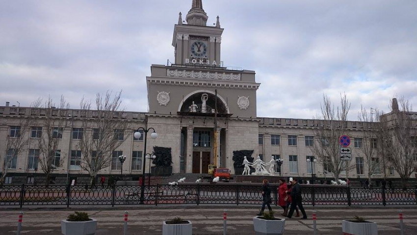 В Волгограде впервые за 60 лет снимают центральную часть вокзального памятника «Апофеоз труда»