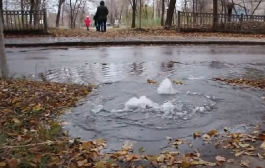 В Волгограде на Красном Октябре попал на видео коммунальный фонтан