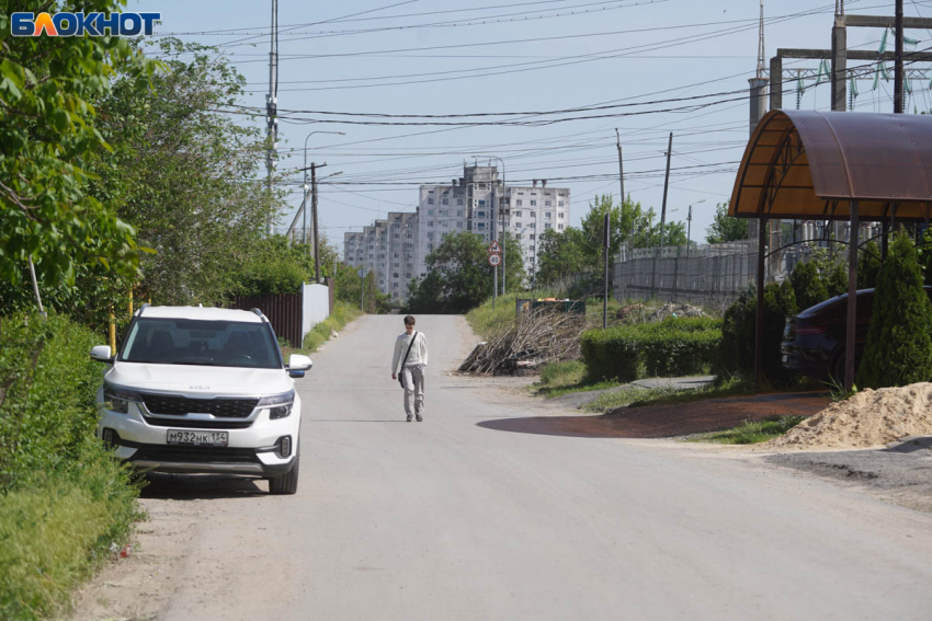 Как живут в частном секторе без названия в 1,5 км от центра Волгограда: тайная дорога через гаражи и по 8 тыс за воду