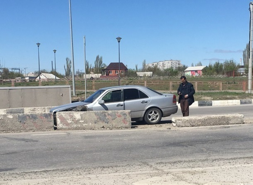 Mercedes протаранил бетонные блоки в тоннеле на Тулака в Волгограде