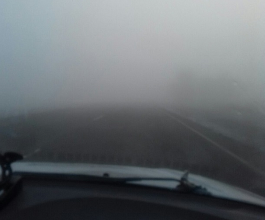 Автомобилисты столкнулись с сильным утренним туманом под Волгоградом