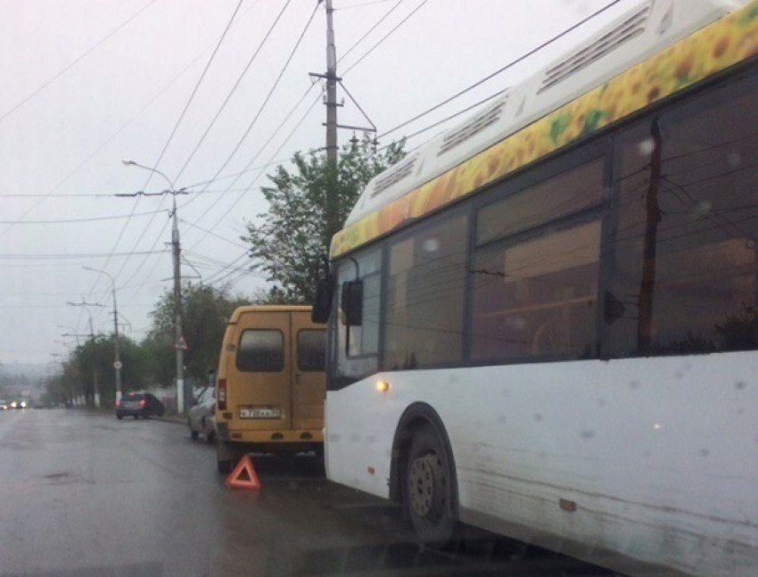 Автобус № 25 «Питеравто» силой вытолкнул маршрутку с дороги на севере Волгограда 