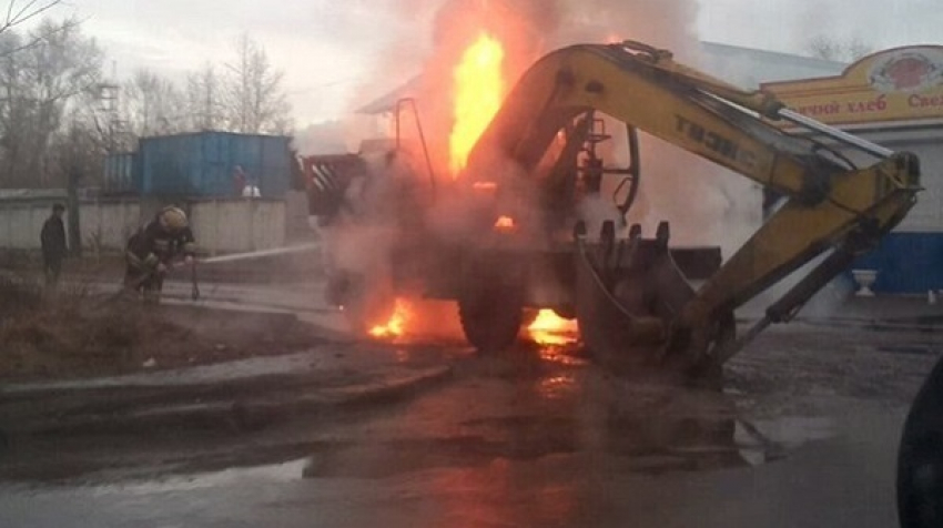 Экскаватор сгорел днем в центре Волжского