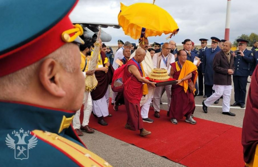 Реликвии Будды Шакьямуни прибыли в соседнюю Волгоградской области Калмыкию