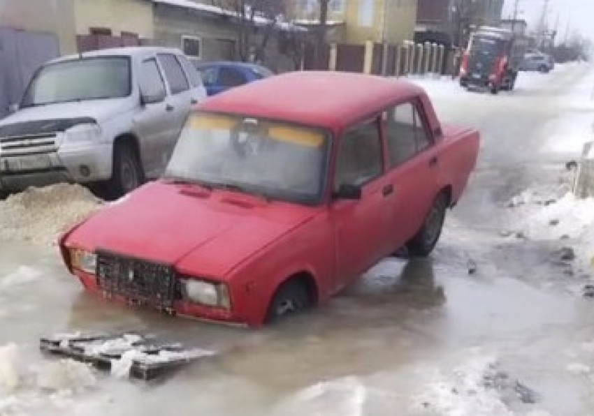 Машины в 7 минутах езды от центра Волгограда вмерзли в ледник, а вода топит жилье 