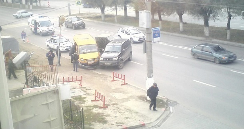 УАЗ Патриот и маршрутка столкнулись в Волгограде: пострадали пассажиры