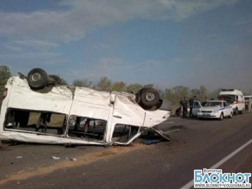 В Волгоградской области перевернулась маршрутка: двое погибло, семеро ранены