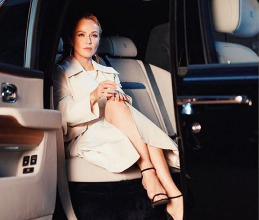 Альбина Джанабаева заинтриговала поклонников новеньким Rolls-Royce