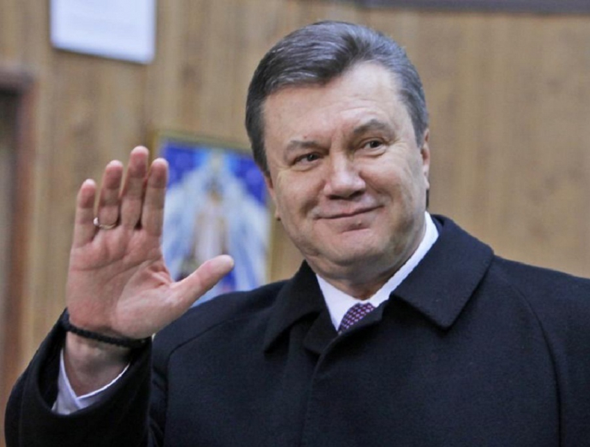 После экскурсии  в музее «Сталинградская битва» Янукович с семьей отправился на Мамаев курган 