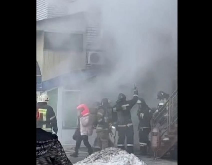 В Волгограде из жуткого пожара в доме спасли женщину: видео с места