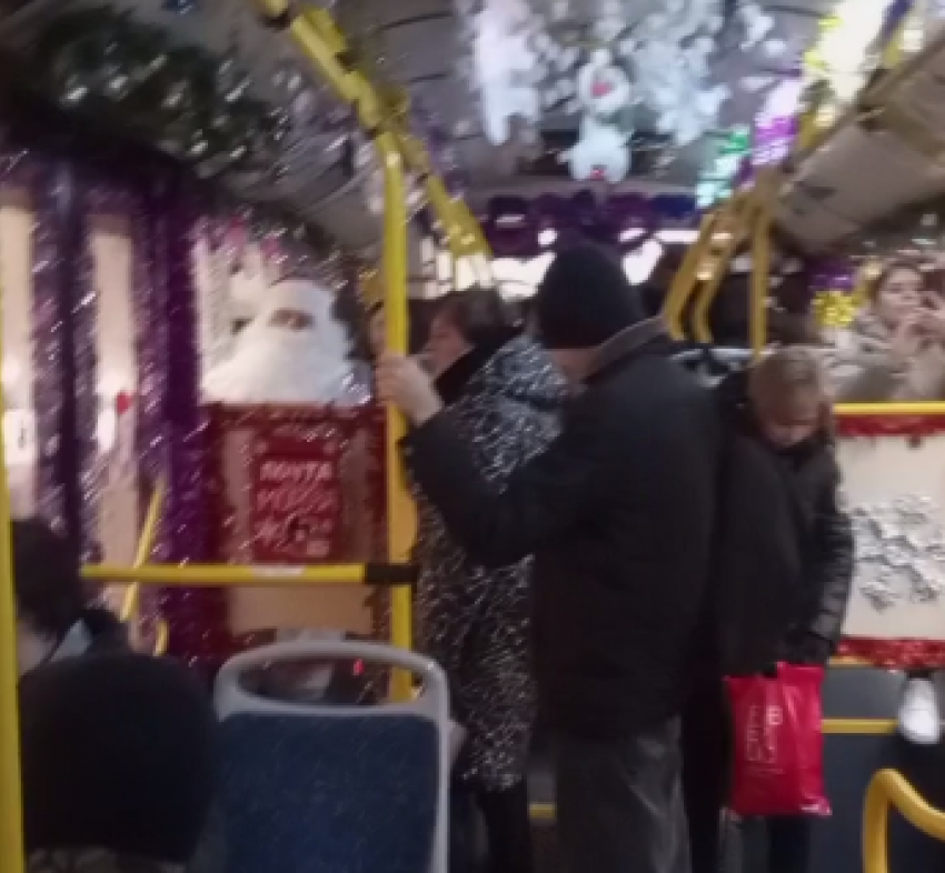 Самый новогодний автобус сняли на видео в Волгограде