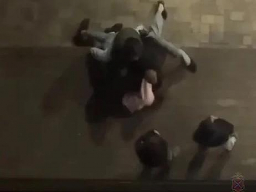 "Кричал и звал на помощь": подростки толпой напали на беззащитного парня в центре Волгограда