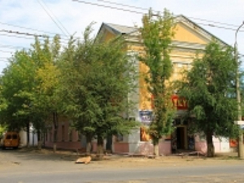 В Волгограде мужчина сорвался с высоты при строительстве магазина 