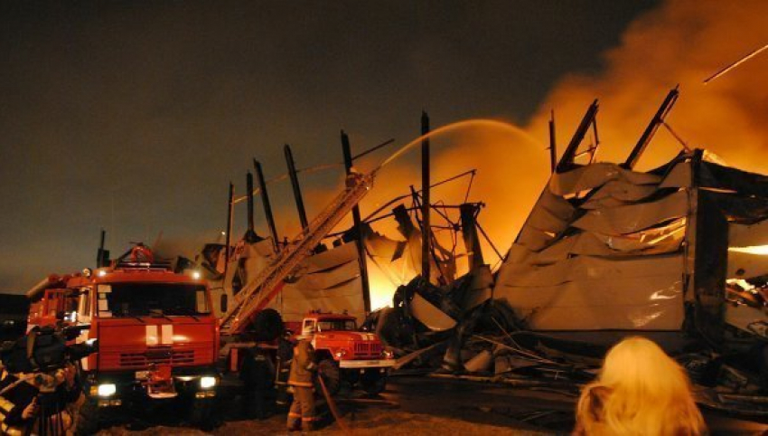 В Волгограде сгорел склад со стройматериалами