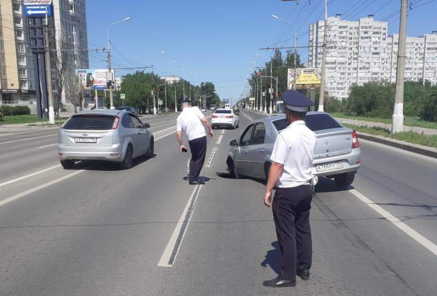 Асфальт провалился на 1-й Продольной в Волгограде: в яму угодила машина 