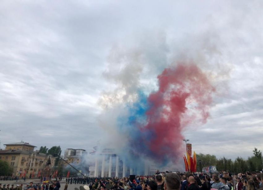 200 тысяч рублей после парада в Волгограде выпустили в небо 