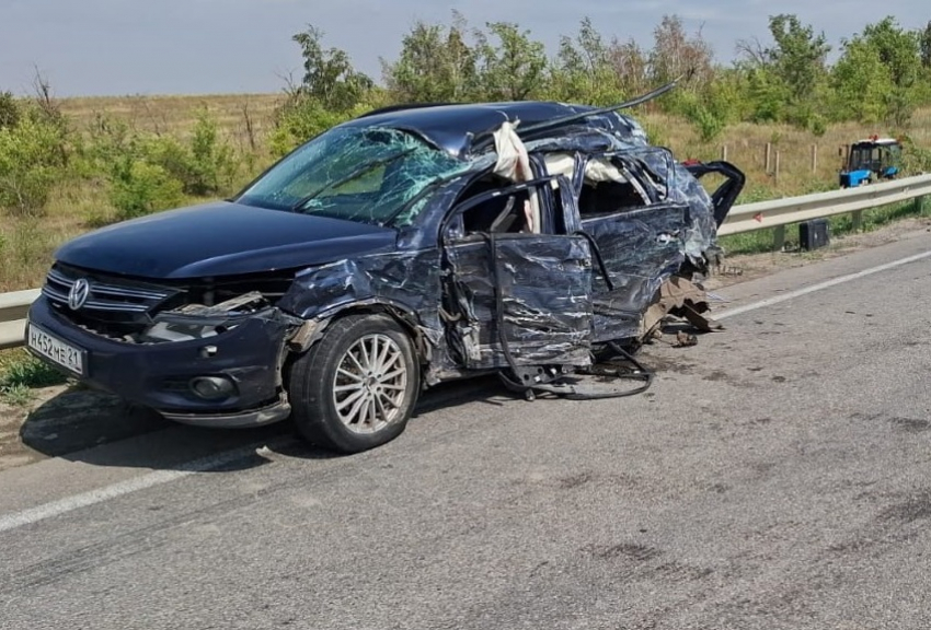 Жесткое ДТП под Волгоградом: Volkswagen с ребенком сплющило на встречке