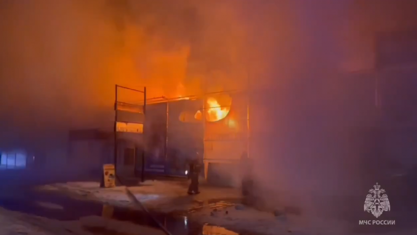 Рынок Тулака горит на площади 1000 «квадратов» в Волгограде 