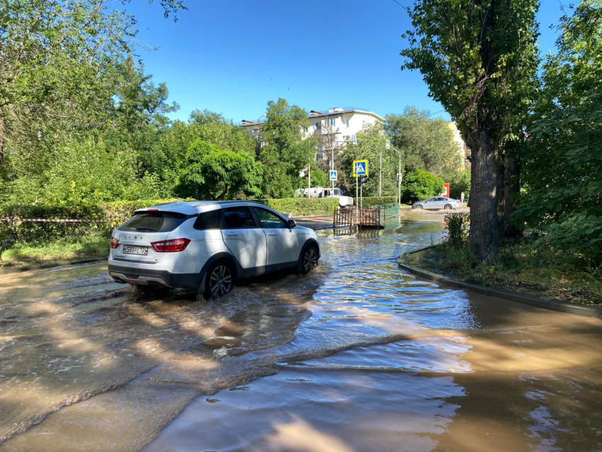 Улицу в старой части Волжского залило после масштабного прорыва на трубопроводе