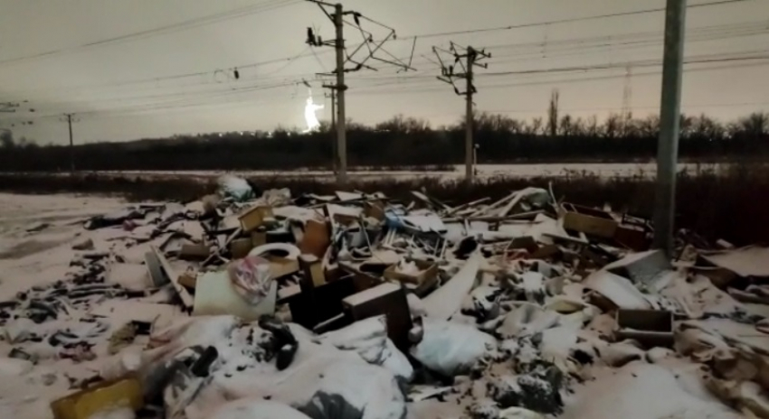 В Волгограде подножие Мамаева кургана заросло горами мусора