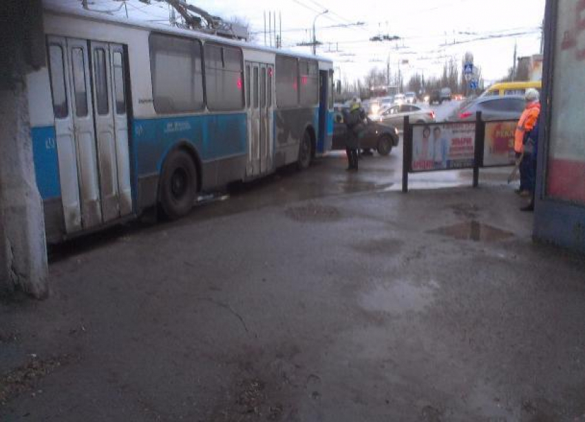 Девушка-водитель остановила движение троллейбусов в Волгограде 
