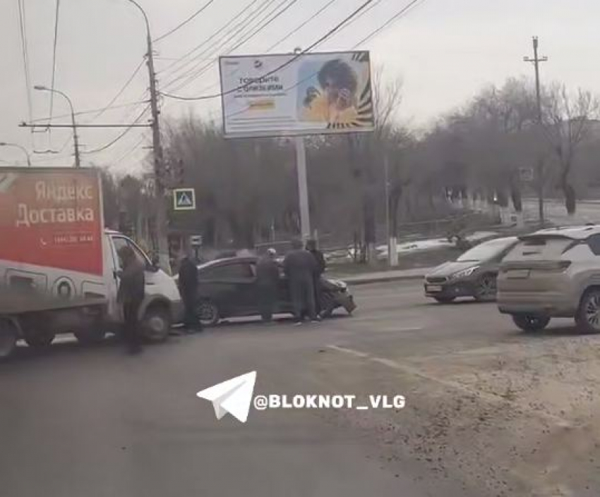 Массовое ДТП стало причиной утренней мощной пробки в Волгограде: видео