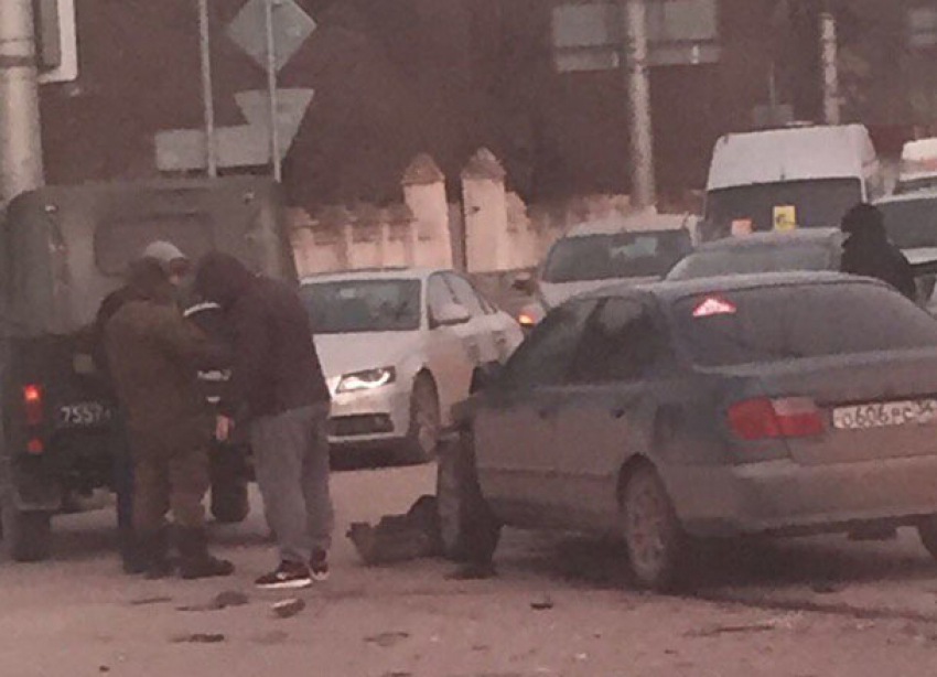 Авария с УАЗом на западе Волгограда попала на видео