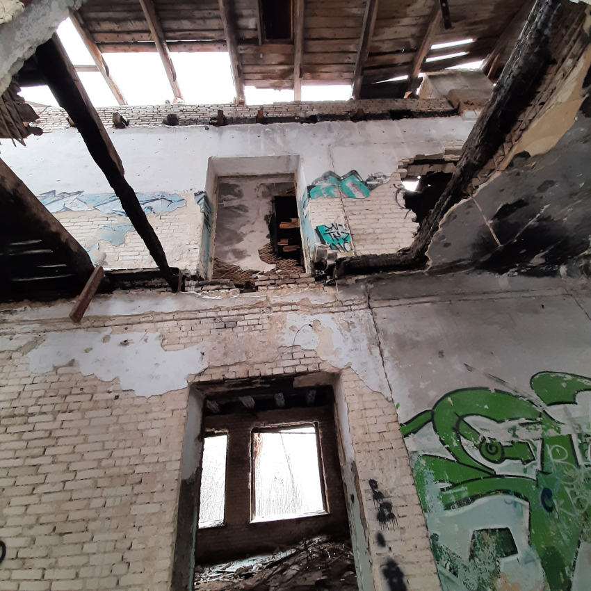 Пережившая Сталинградскую битву заброшенная школа загорелась в Волгограде