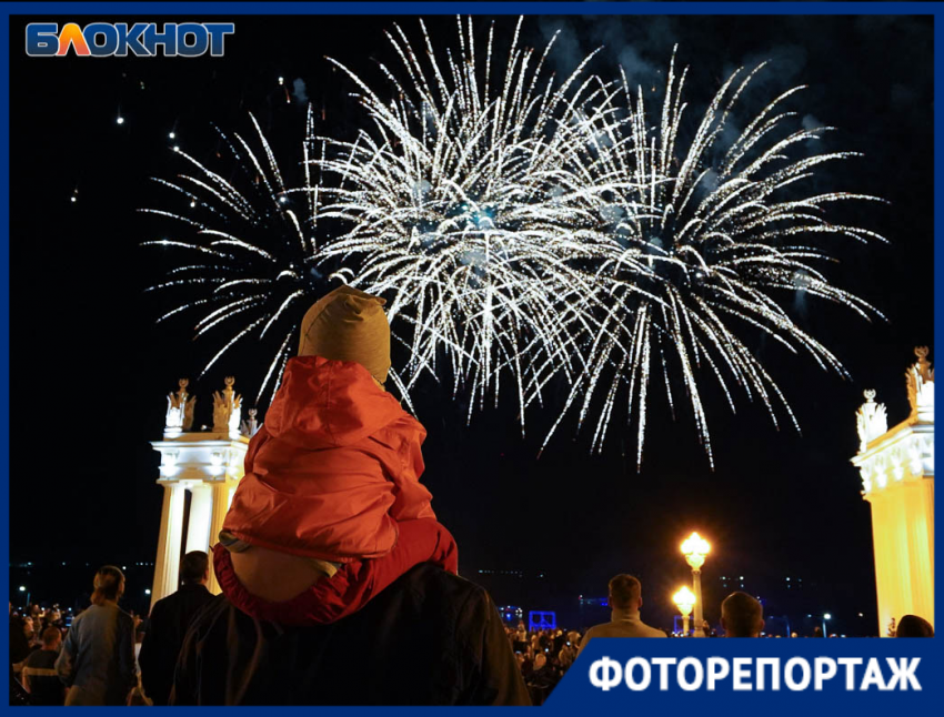 Самые терпеливые волгоградцы увидели огненный флешмоб на День города