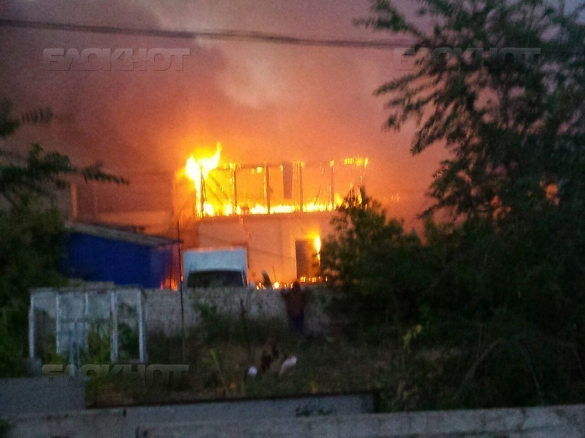 В Камышине сгорел рыбзавод