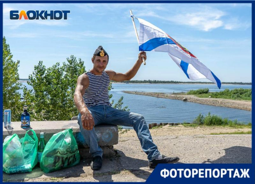 В тельняшках и с пакетами алкоголя: день ВМФ в Волгограде в объективе фотографа