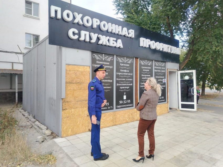 Ритуальный киоск снесли в Волгограде после жалобы соседей