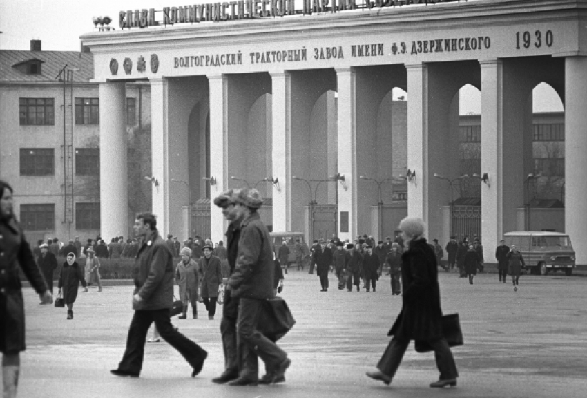 Календарь: 18 февраля 1983 года – В Волгограде сошел с конвейера двухмиллионный трактор