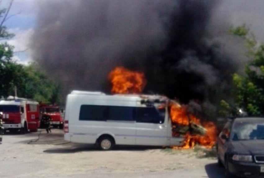 В Волгограде сгорел микроавтобус