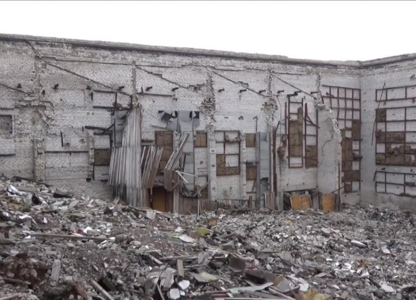 Жуткие виды разрушенного кинотеатра «Юбилейный» в Волгограде показали на видео