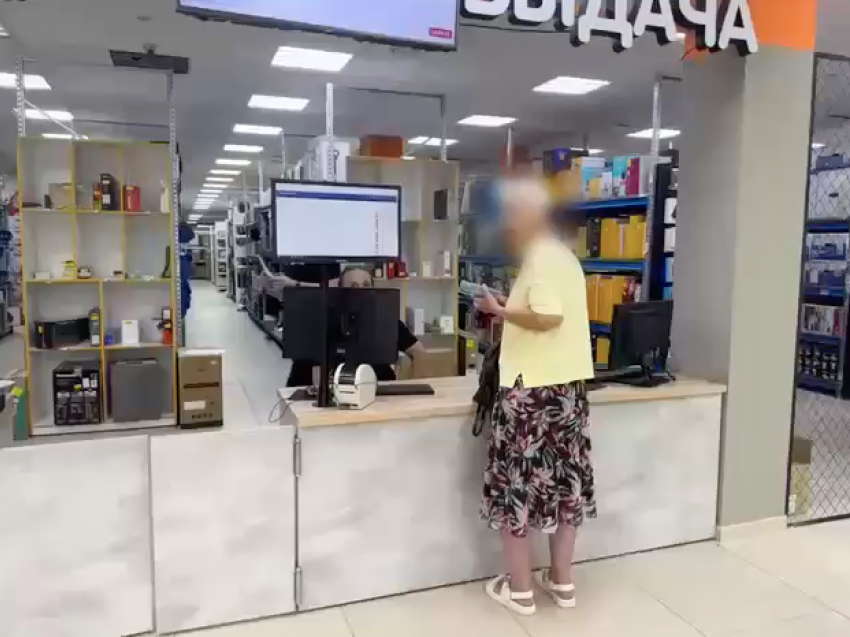 "Волгоградцы, я вас ненавижу всех, я родилась в Германии": скандал в магазине техники попал на видео 