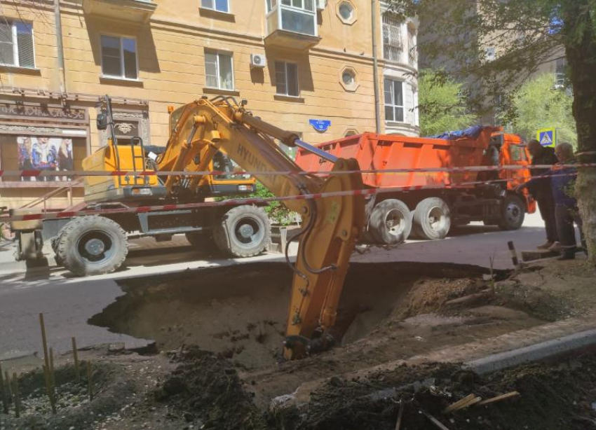 Из-за провала земли за администрацией Волгоградской области перекрыта дорога для автомобилей 
