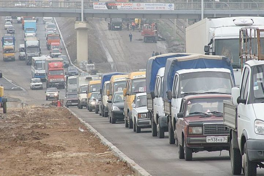 В Волгограде 2-я Продольная встала в многокилометровой пробке 