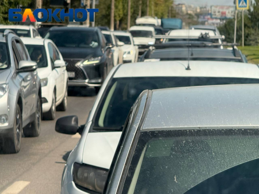 Жуткую пробку вызвало ДТП с шестью авто в час пик в Волгограде 