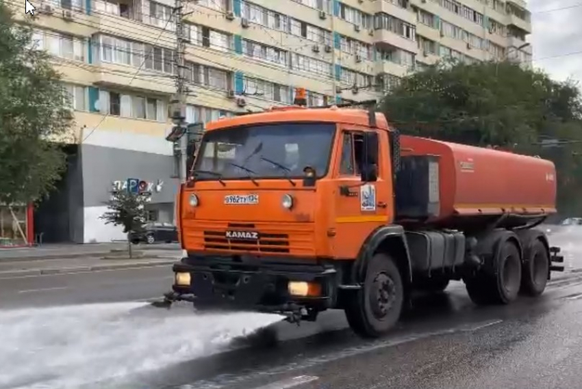 Волгоград пообещали спасти от жары поливом улиц