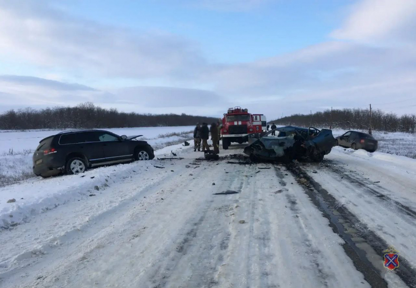 Выезд на встречку закончился двумя смертями на волгоградской трассе 